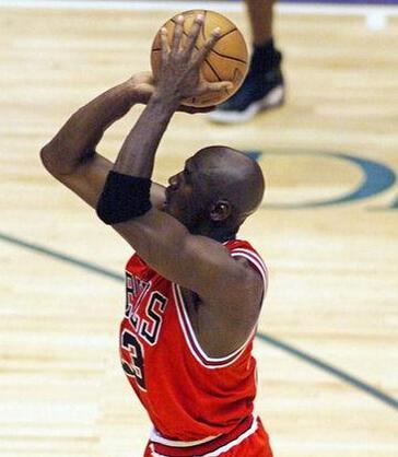 乔丹投篮动作讲解(乔丹投篮准不是天生的,他一直都在改进技术,左手