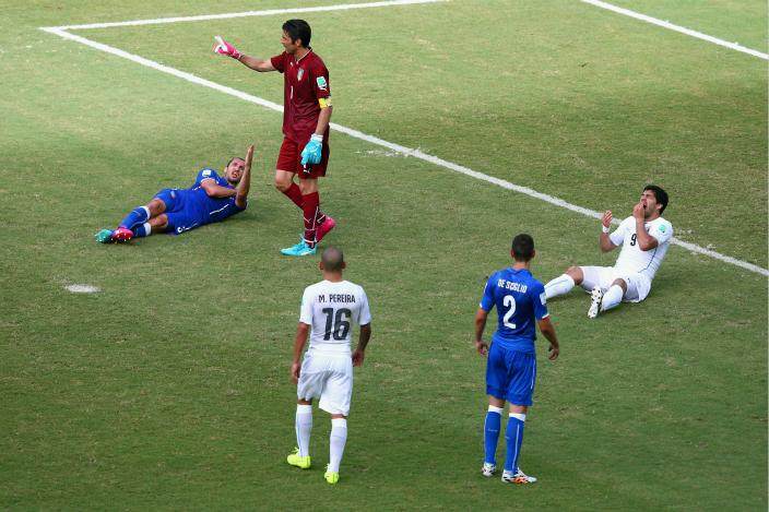 世界杯巴西班牙成员（苏亚雷斯否认当年故意咬基耶利尼：失去平衡脸撞到他，我的牙被撞伤）