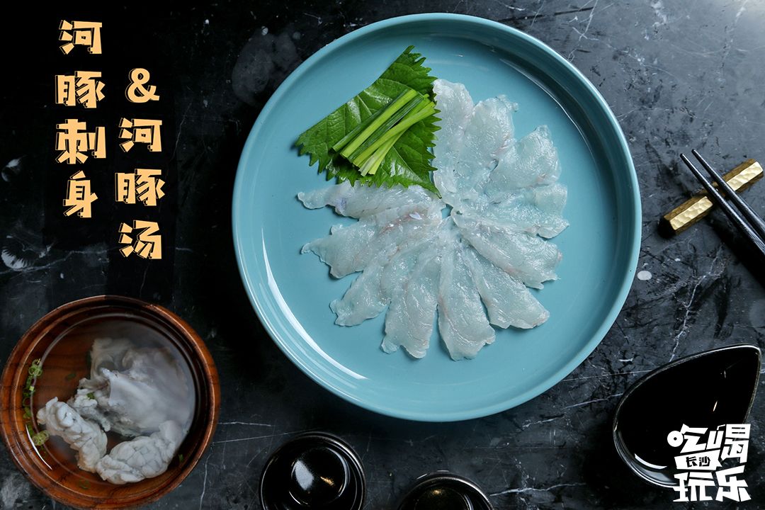 红粉世界杯球迷商店(坐拥180°超美江景！这家暗黑系日料店解锁世界杯看球饮酒新姿势)