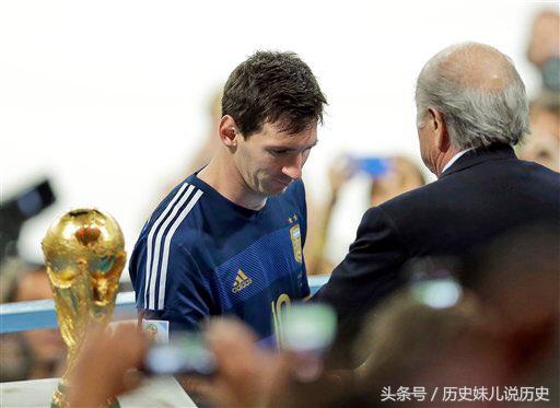 为什么今晚世界杯十点(世界杯首战，中国5000球迷包10架飞机观战！1句心里话众人心痛！)