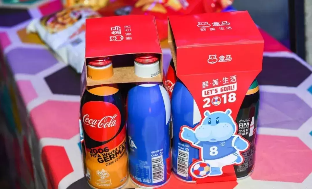 可口可乐世界杯铝瓶(中国吃货的世界杯，6天买6000万只小龙虾，北京男人扫走12万片面膜)
