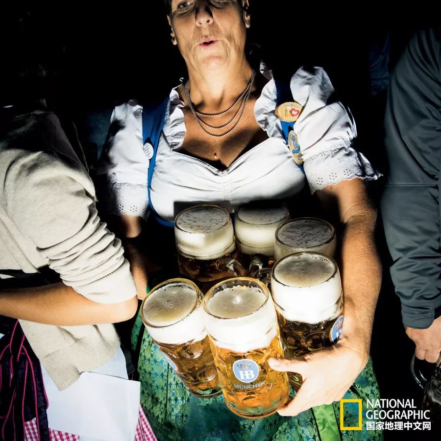 世界杯喝啤酒大赛(“对球当歌，人生几何”，看世界杯时为什么爱喝酒呢？)