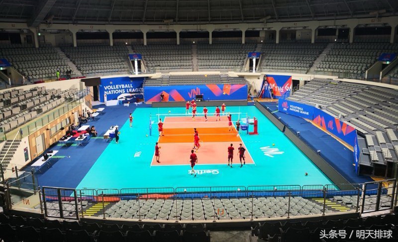 和助理教练与偶遇的意大利队主帅"唠嗑"即将举办比赛的首尔奖忠体育馆