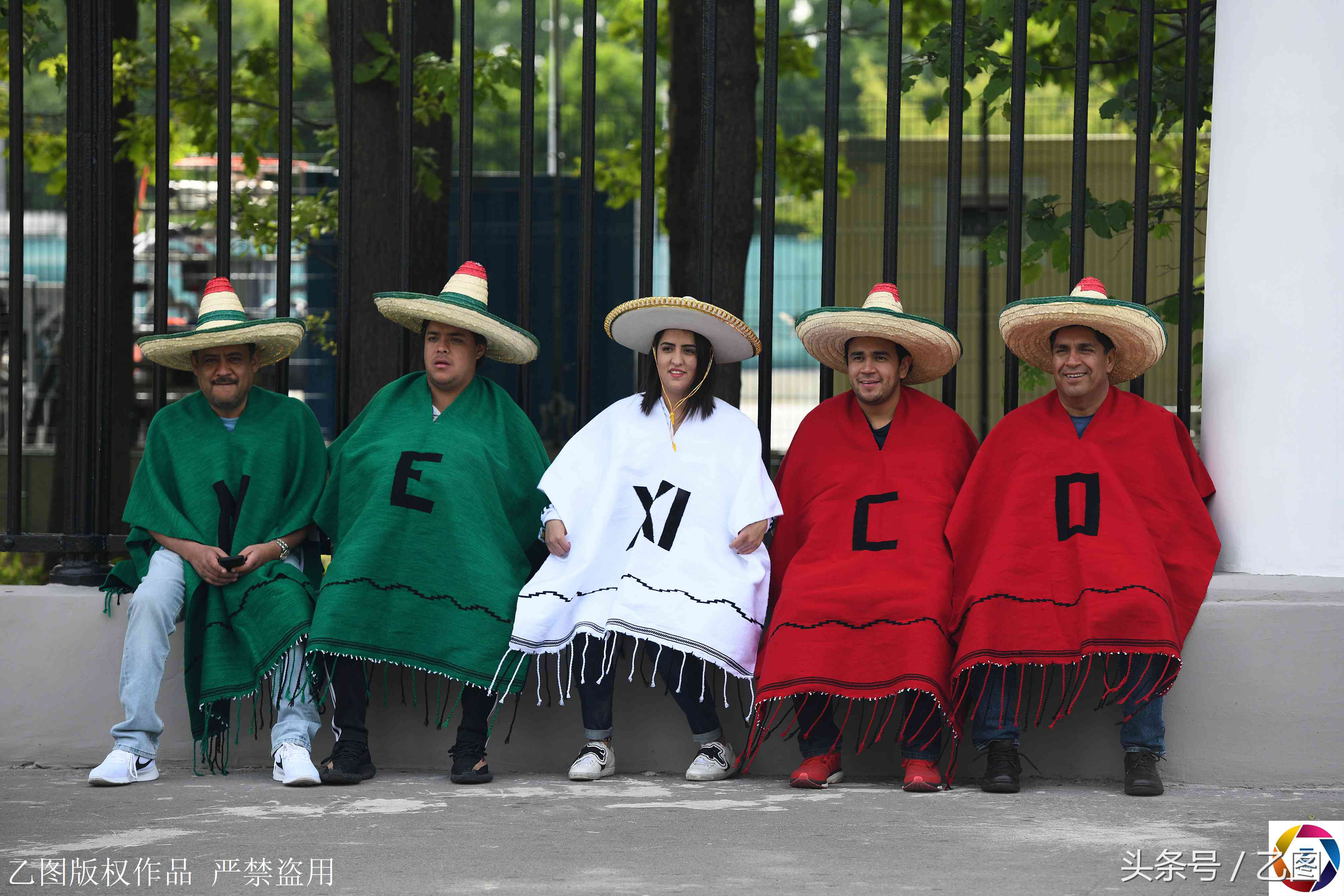 世界杯万人氛围(世界杯开场，数万球迷扎堆麻雀山，一俄罗斯球迷被挤倒，众人搀扶)