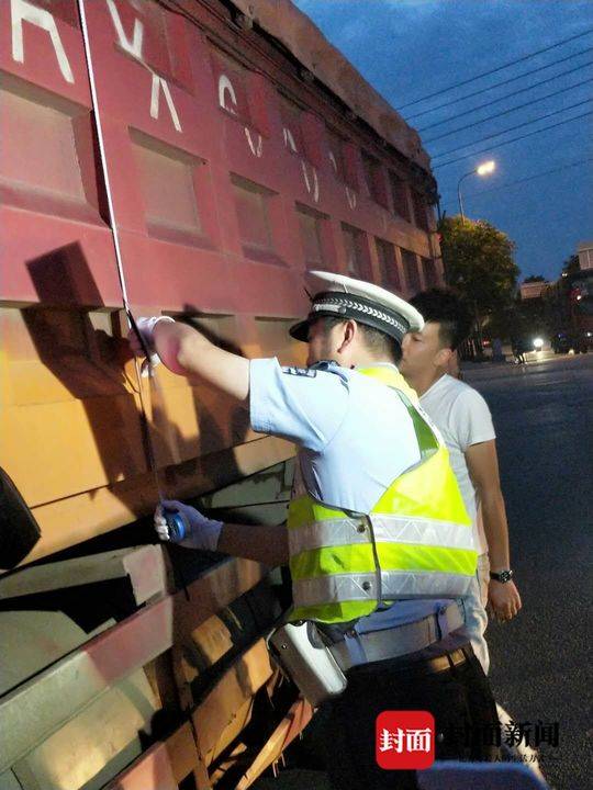 世界杯成都交警(世界杯开幕式之夜 成都交警一小时查获3辆违法运渣车)