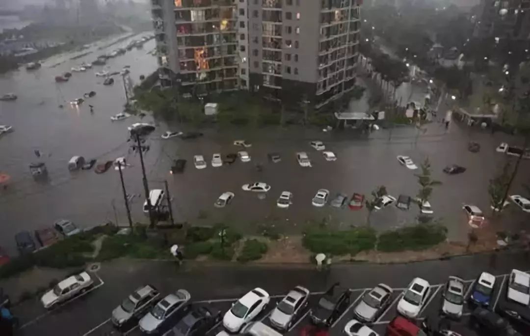 暴雨季停车诀窍，这样才能真正不伤车