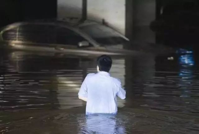 暴雨季停车诀窍，这样才能真正不伤车