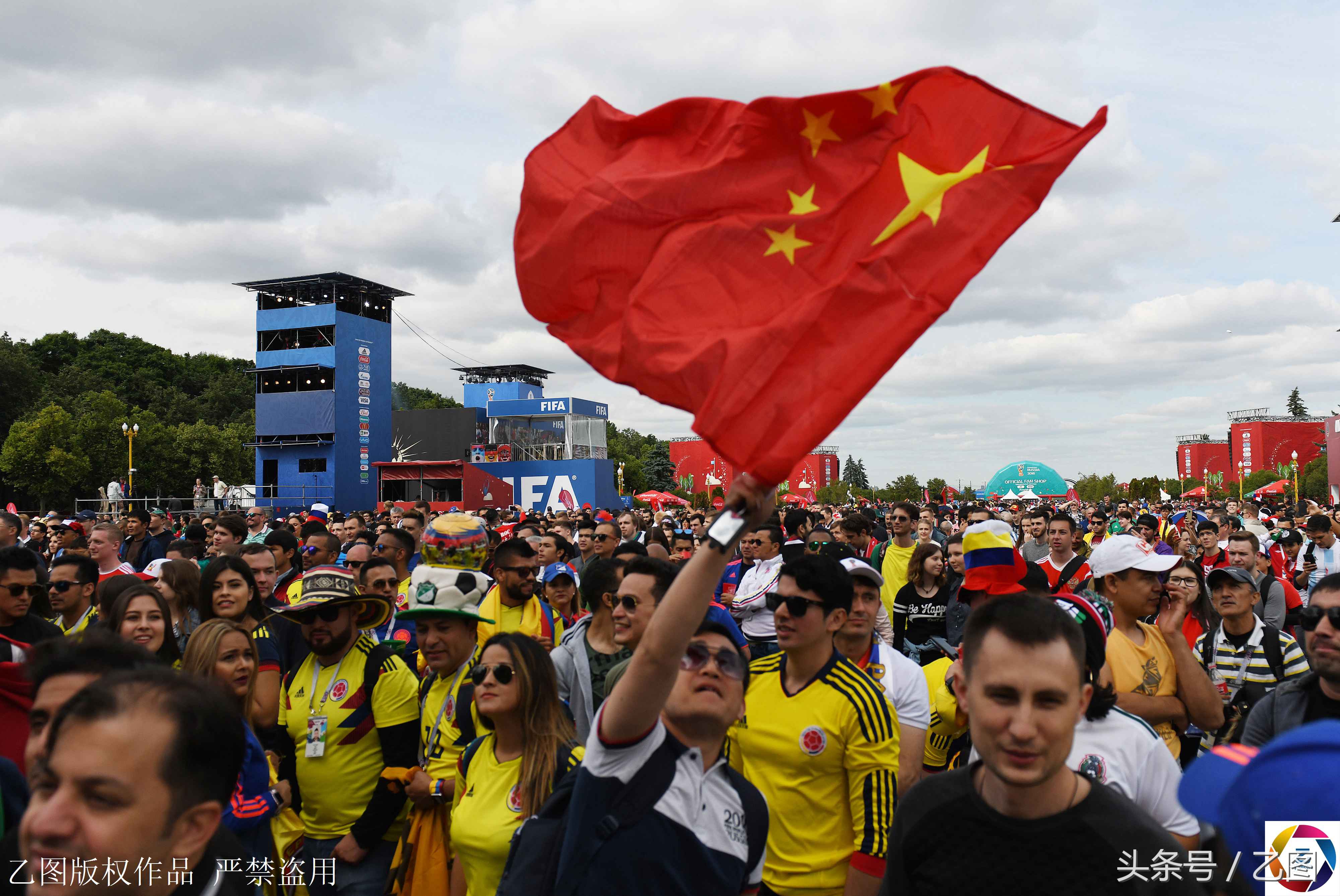 世界杯决赛五星红旗(世界杯现场五星红旗飘扬，她让中国妹子扭起来，中国大爷热泪盈眶)