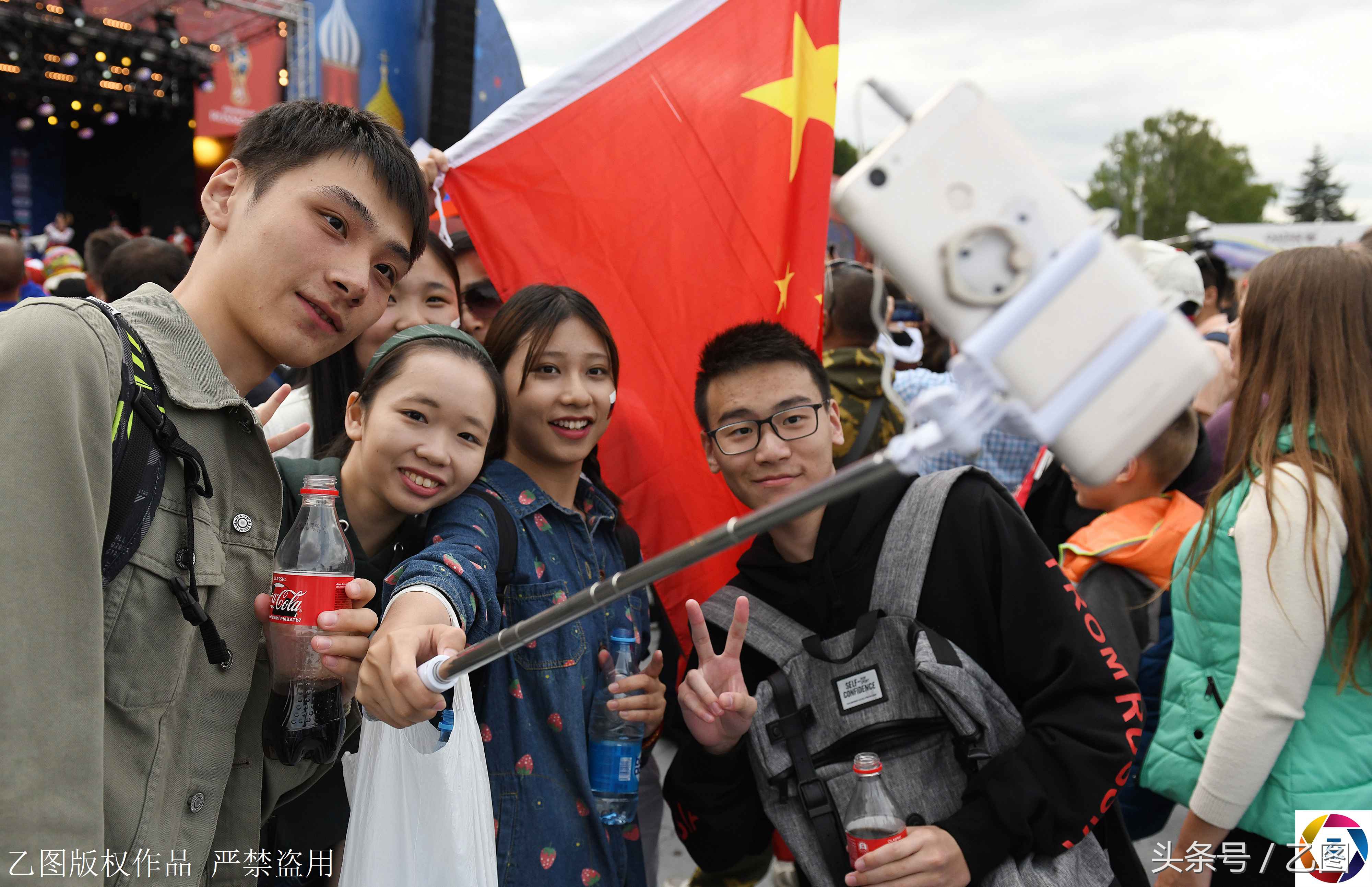 世界杯斗舞(世界杯现场五星红旗飘扬，她让中国妹子扭起来，中国大爷热泪盈眶)