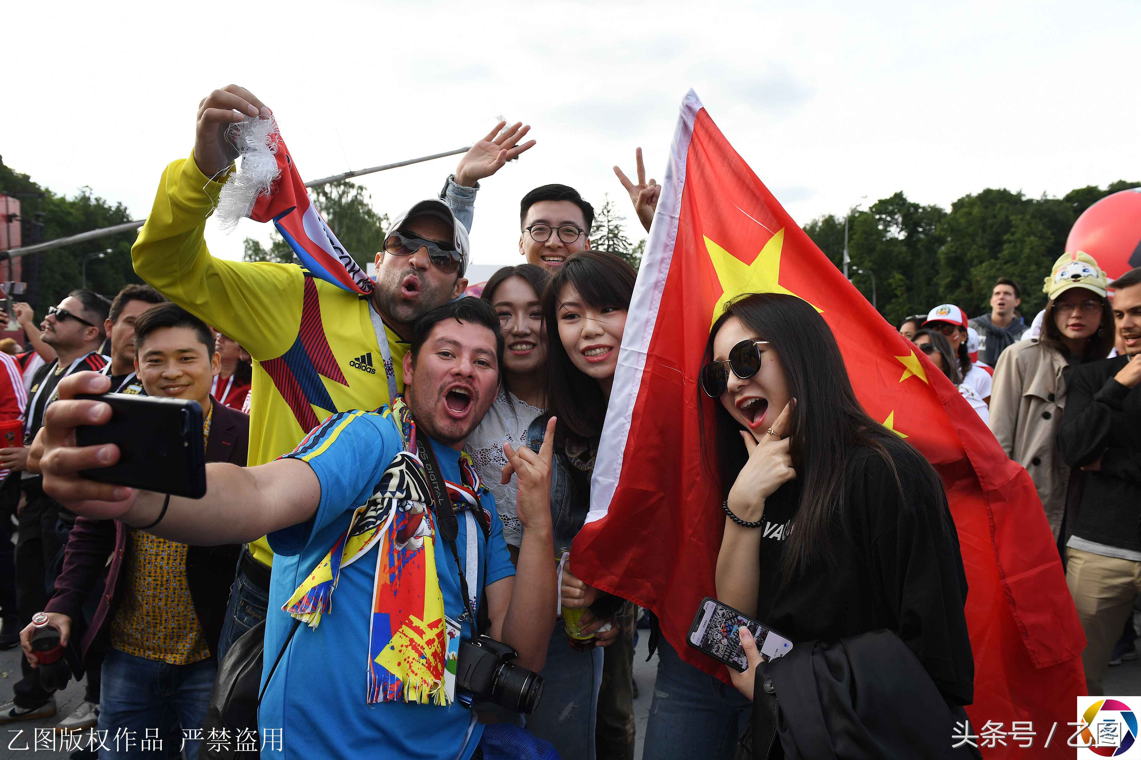 世界杯决赛五星红旗(世界杯现场五星红旗飘扬，她让中国妹子扭起来，中国大爷热泪盈眶)