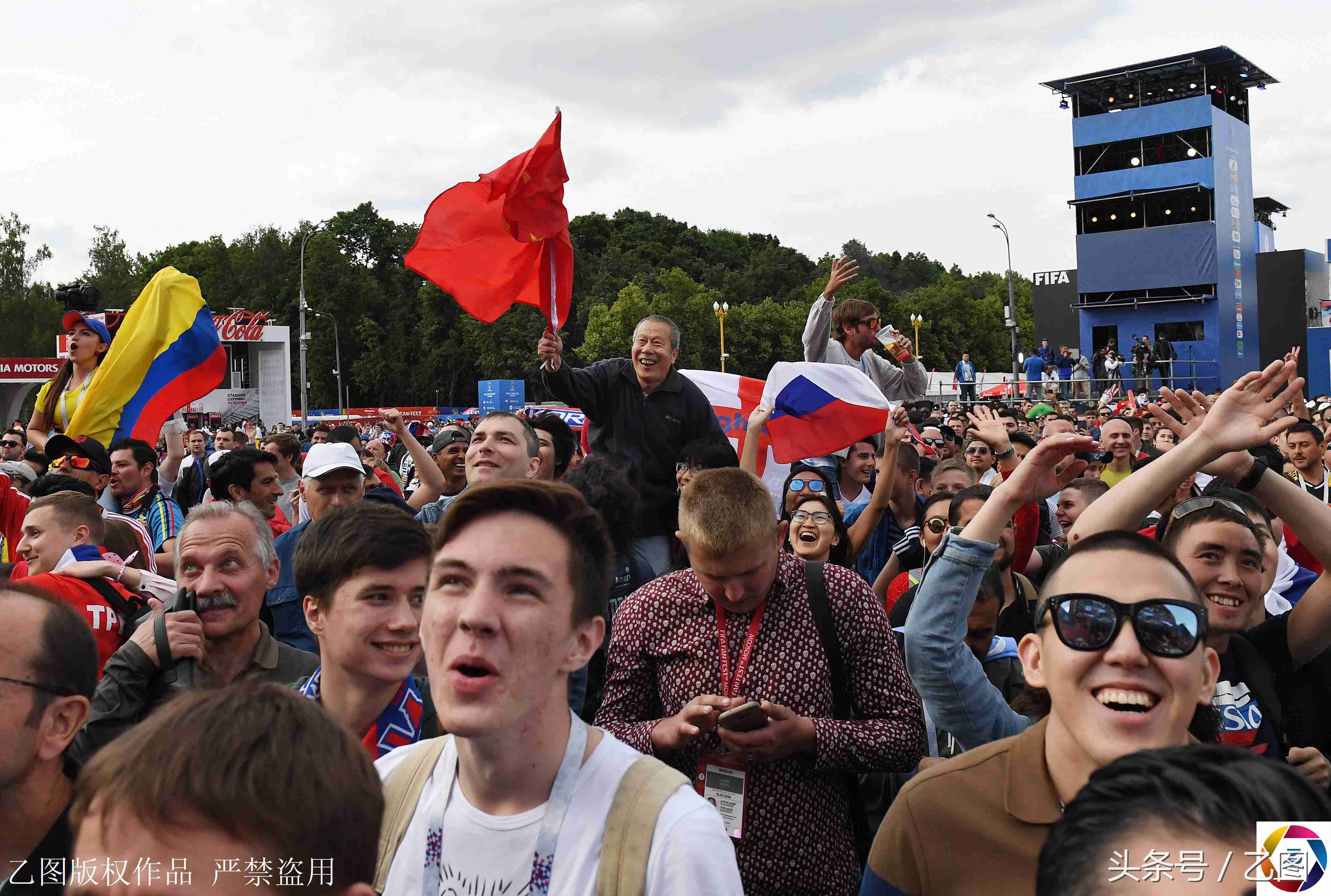 世界杯决赛五星红旗(世界杯现场五星红旗飘扬，她让中国妹子扭起来，中国大爷热泪盈眶)