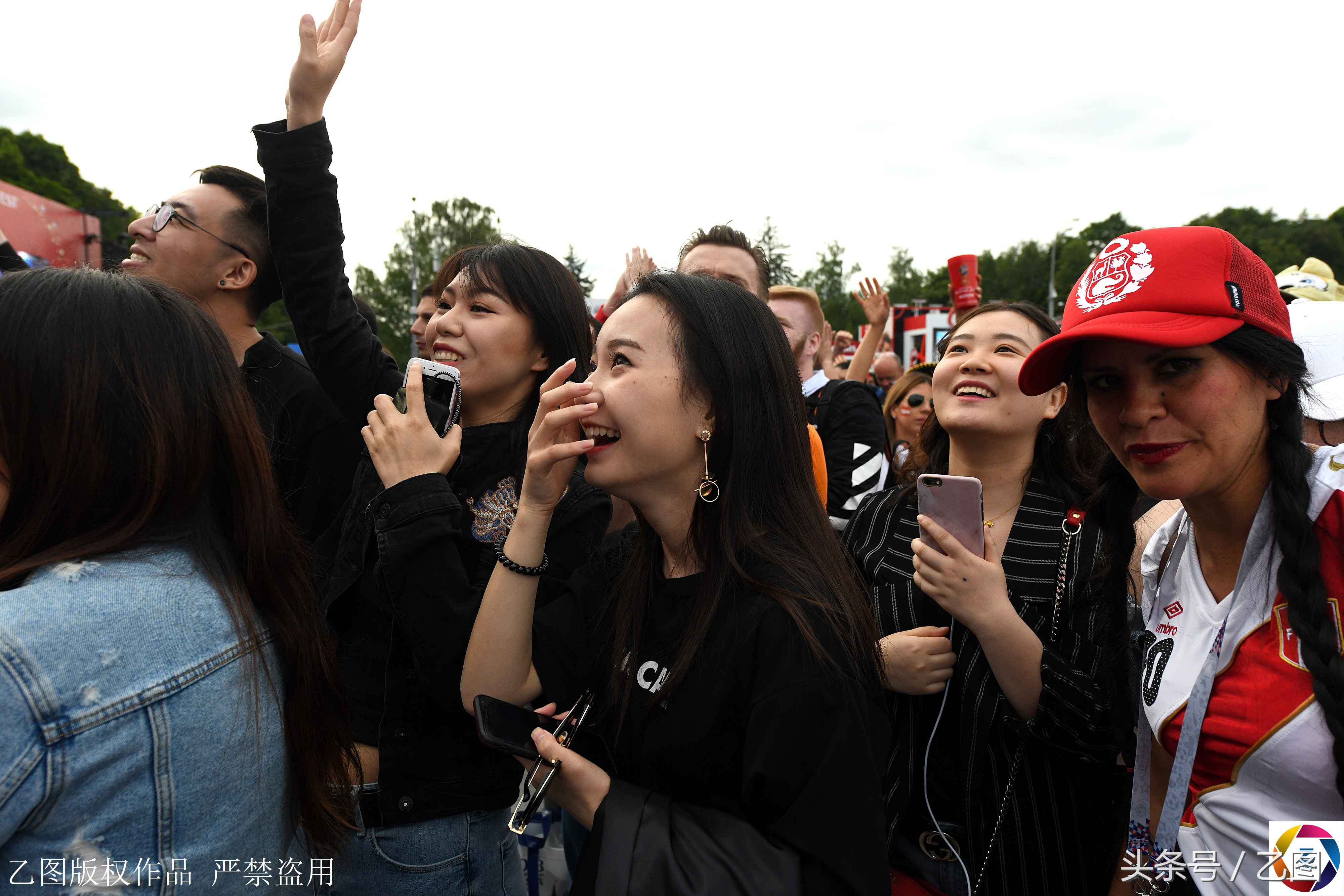 世界杯斗舞(世界杯现场五星红旗飘扬，她让中国妹子扭起来，中国大爷热泪盈眶)