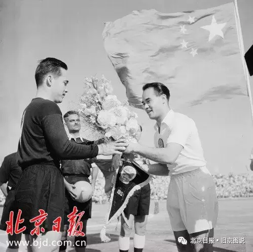 世界杯开始前为什么有女孩合照(1957：中国首次参加世界杯外围赛，全程图片报道)