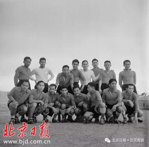 世界杯开始前为什么有女孩合照(1957：中国首次参加世界杯外围赛，全程图片报道)