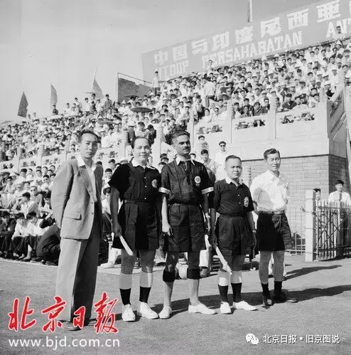 世界杯开始前为什么有女孩合照(1957：中国首次参加世界杯外围赛，全程图片报道)