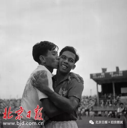 世界杯开始前为什么有女孩合照(1957：中国首次参加世界杯外围赛，全程图片报道)