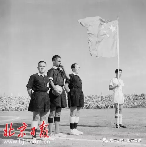 世界杯开始前为什么有女孩合照(1957：中国首次参加世界杯外围赛，全程图片报道)