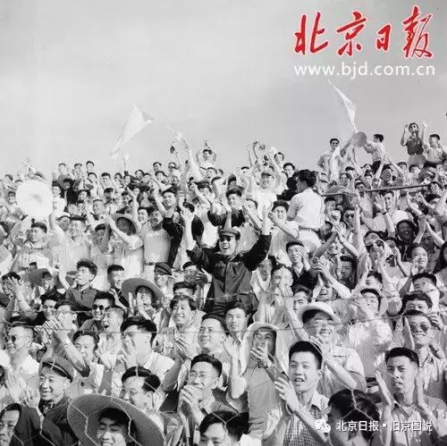 世界杯开始前为什么有女孩合照(1957：中国首次参加世界杯外围赛，全程图片报道)