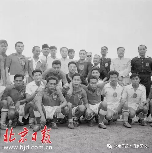 世界杯开始前为什么有女孩合照(1957：中国首次参加世界杯外围赛，全程图片报道)