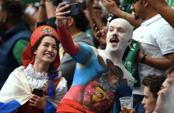 世界杯为什么在脸上画颜料（当世界杯撞上人体彩绘，体育与艺术的双重飨宴）