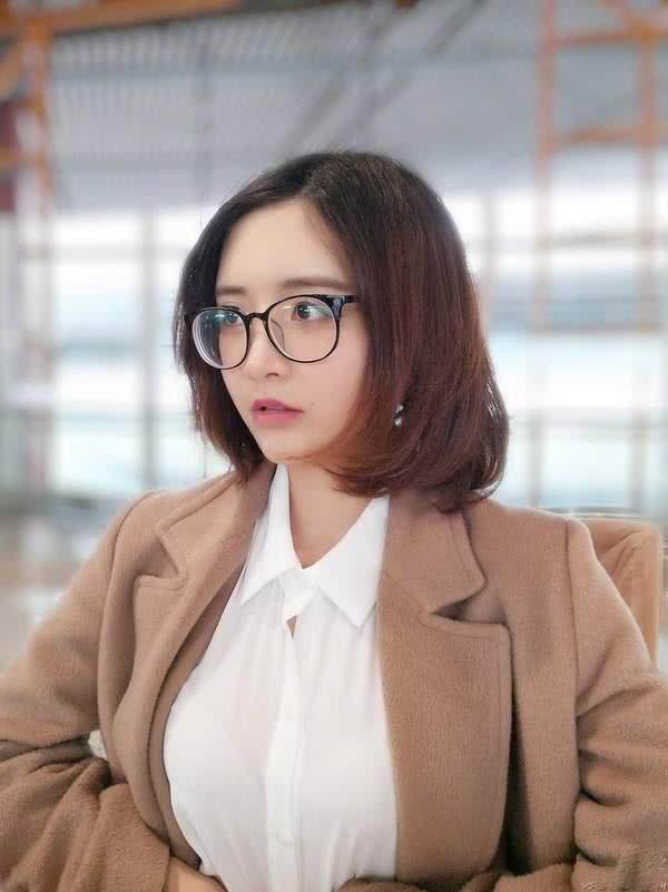 优酷体育世界杯女记者（优酷美女主播乔伊娜娇艳俄罗斯世界杯！球迷“人美，球也美”）