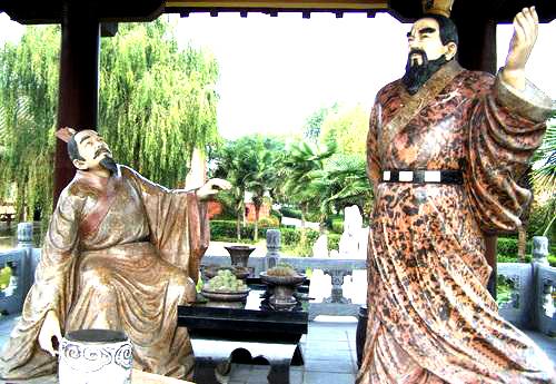 曹操邀请刘备去青梅林谈论天下英雄，也叫作《青梅煮酒》