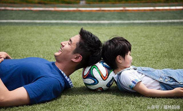 世界杯开场为什么要带小孩（世界杯真的来了！真球迷宝爸最该做的，是带着儿子去踢球！）