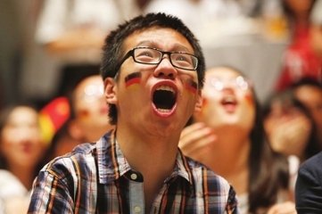 为什么看世界杯(男生为什么喜欢看世界杯和NBA？因为青春友谊，因为那群奔跑的人)