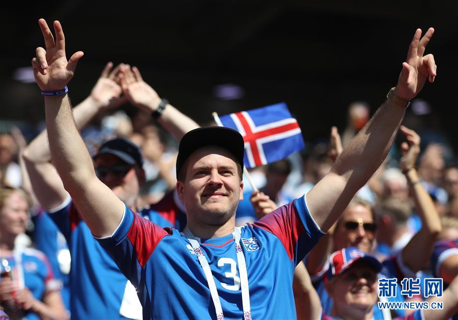 冰岛大战阿根廷，球迷场边“抢戏”