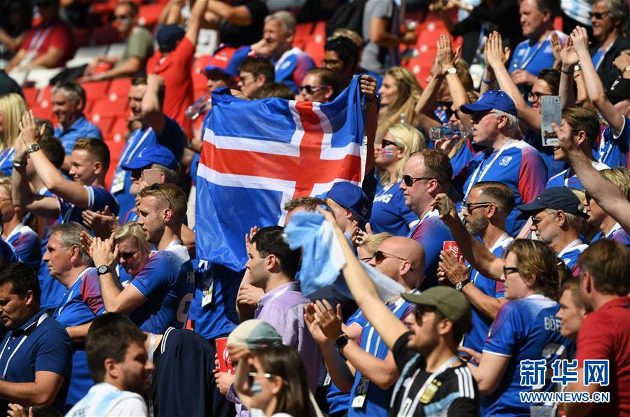 冰岛大战阿根廷，球迷场边“抢戏”