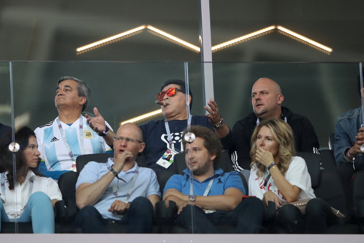 2018世界杯马拉多纳抽雪茄（马拉多纳霸气观战阿根廷，不顾禁烟令叼着大雪茄看球）-趣拿体育