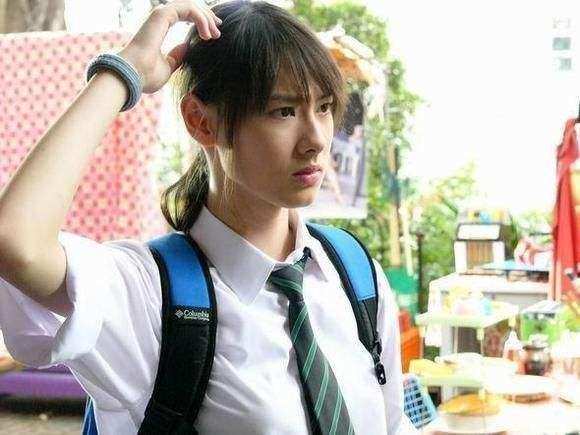 16岁出道，19岁和42岁富豪相恋 , 4年生三子被抛弃，如今29岁复出