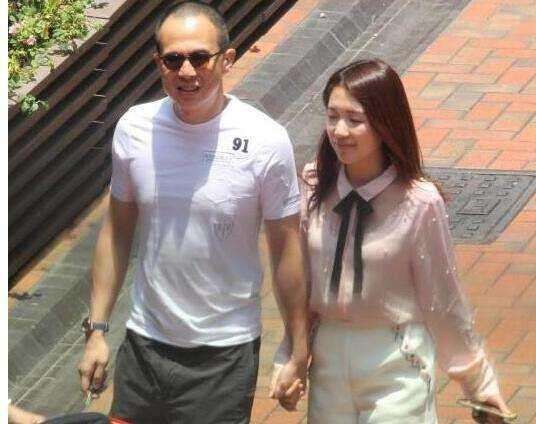 16岁出道，19岁和42岁富豪相恋 , 4年生三子被抛弃，如今29岁复出