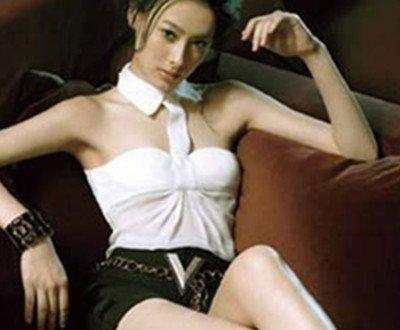 16岁出道，19岁和42岁富豪相恋 , 4年生三子被抛弃，如今29岁复出