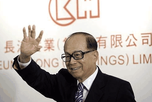 16岁出道，19岁和42岁富豪相恋 , 4年生三子被抛弃，如今29岁复出