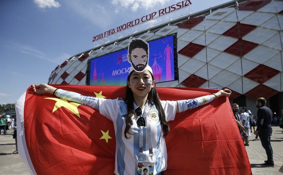 假装看过世界杯(国足球迷真的尽力了！穿阿根廷球衣贴中国国旗，假装国足进世界杯)