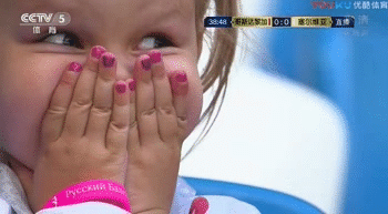 小孩哎呀世界杯（世界杯小萌娃火了！肉嘟嘟的脸+大眼睛萌翻全世界，网友：融化了）