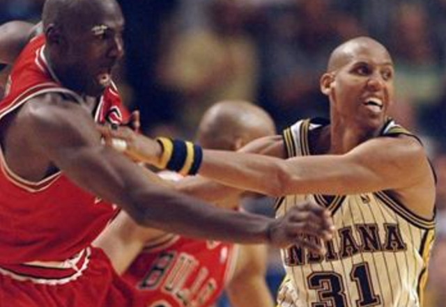 詹姆斯螃蟹步（季后赛6大争议关键球，詹姆斯走步绝杀，保罗被吹3分犯规太冤枉）