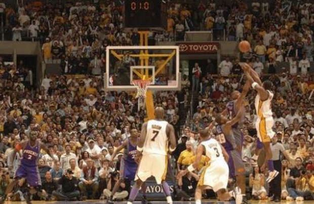 詹姆斯螃蟹步（季后赛6大争议关键球，詹姆斯走步绝杀，保罗被吹3分犯规太冤枉）