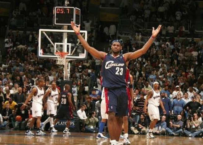 詹姆斯螃蟹步（季后赛6大争议关键球，詹姆斯走步绝杀，保罗被吹3分犯规太冤枉）