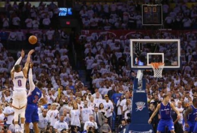 詹姆斯螃蟹步（季后赛6大争议关键球，詹姆斯走步绝杀，保罗被吹3分犯规太冤枉）