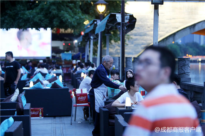 嘎嘎鸭脑壳世界杯(世界杯让成都烧烤啤酒小龙虾火翻天 连男士面膜都卖得异常好)