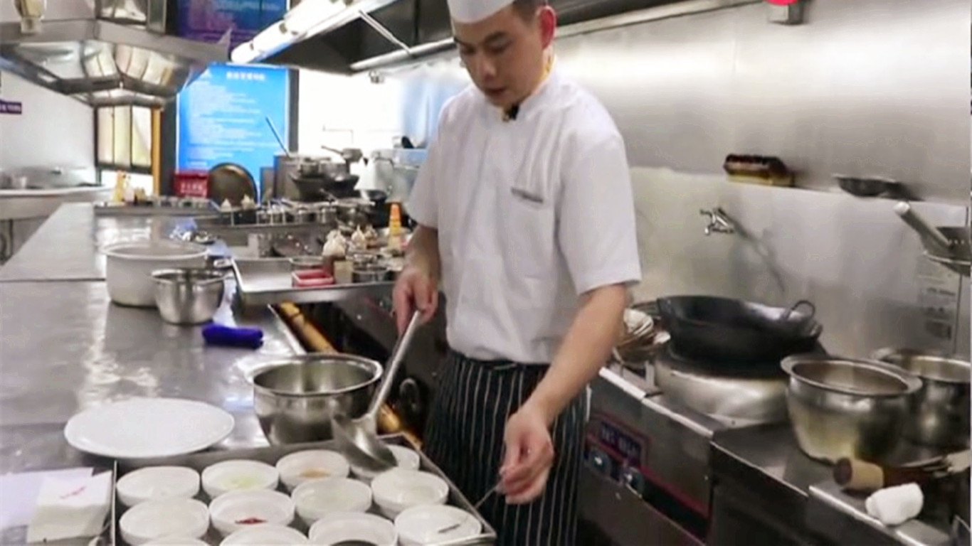 湘菜经典—“发丝牛百叶，刀工精细、细如发丝、酸辣爽脆美食美味