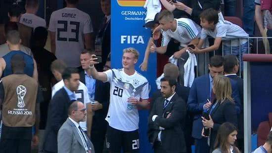 德国队世界杯2018合影(德国队输球勒夫成罪人，不带萨内被吐槽，替身自拍惹争议)