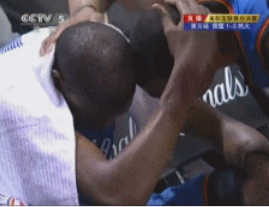 篮球碰头(10图看NBA残酷的竞技：邓肯捶地板泄愤，雷霆二少两次碰头)