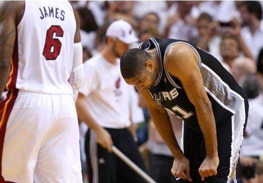 篮球碰头(10图看NBA残酷的竞技：邓肯捶地板泄愤，雷霆二少两次碰头)