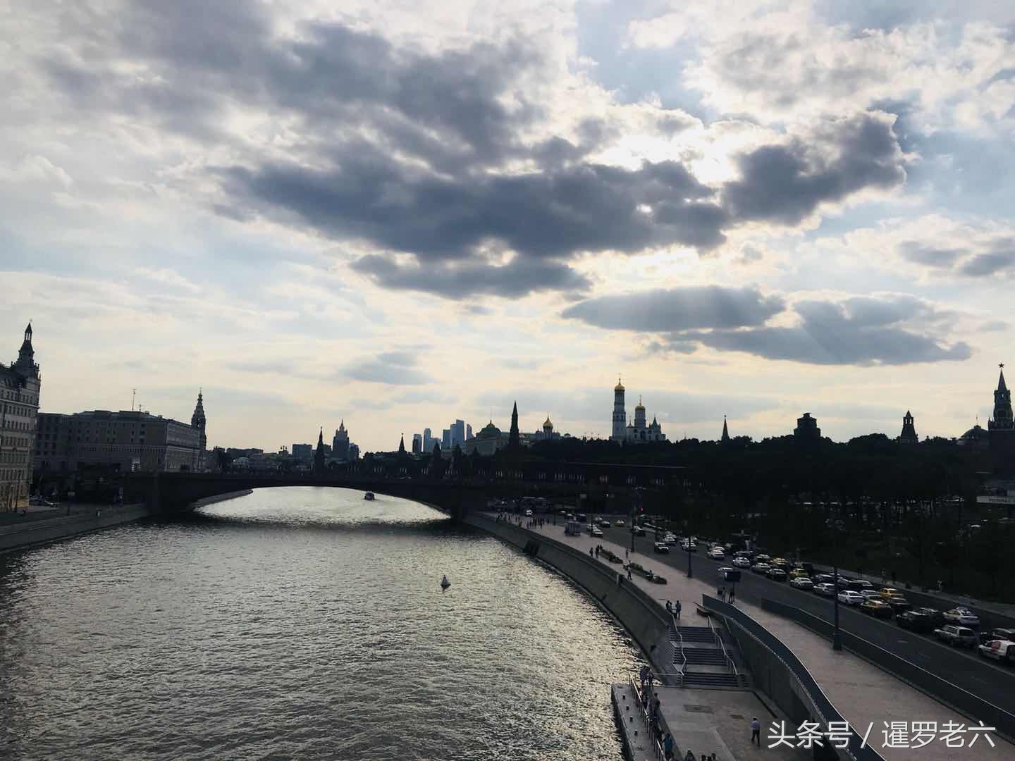 路过商场门口看世界杯(一个没球票的北京小哥去俄罗斯看世界杯真实感受！肯德基特便宜！)