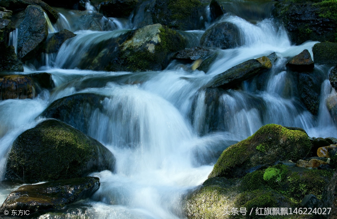 出句:溪流绿水青山去==(红旗飘飘出):请赐下联