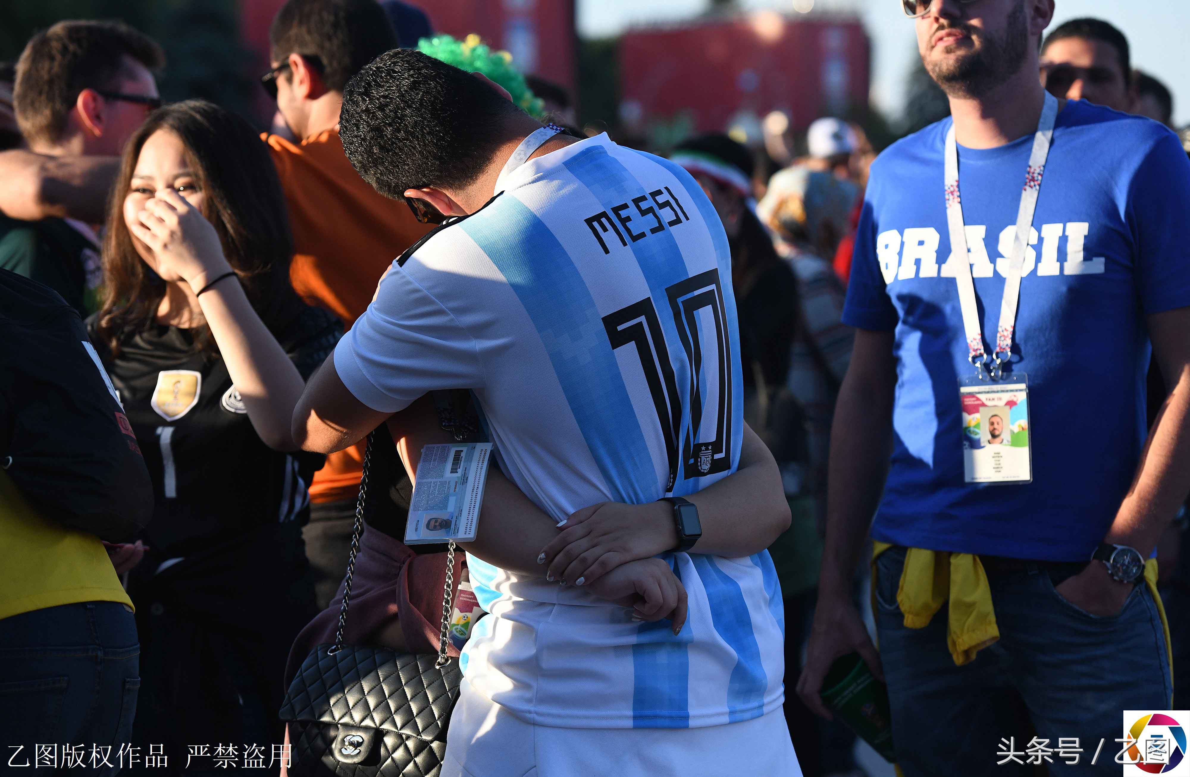 激情世界杯图片ppt(球场内外男人的荷尔蒙和女人的柔情，世界杯的爱是这个样子的)