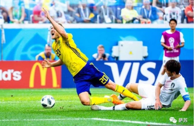 全世界球迷都看不惯韩国，02年世界杯黑哨的债终于被瑞典找回场子